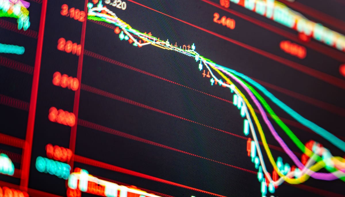 Een afbeelding van een kleurrijke dalende koers van een aandeel of crypto met marktdata