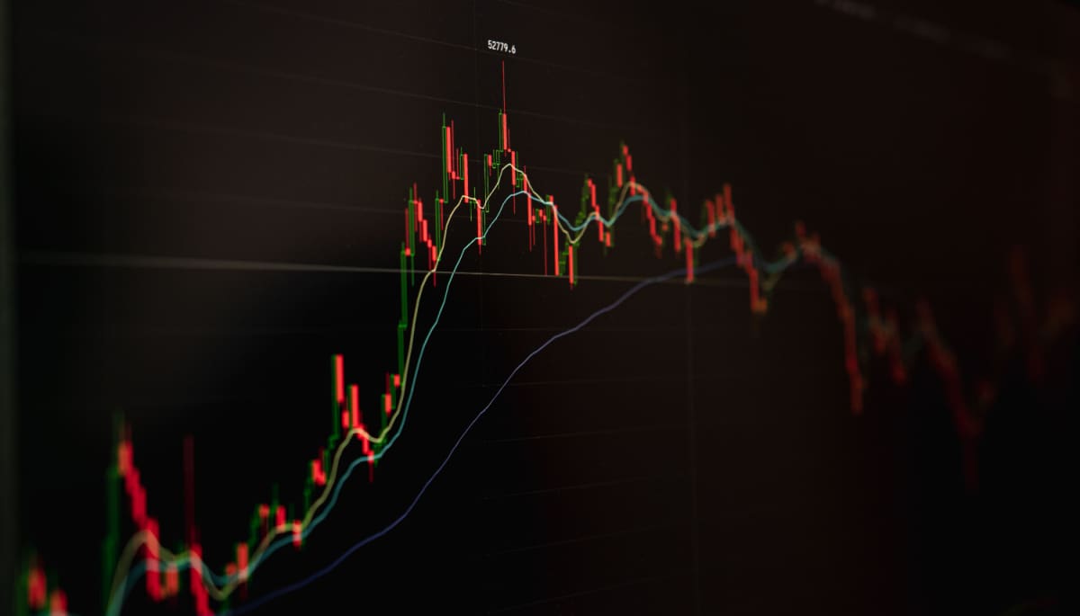 Een afbeelding van een koers op een beeldscherm, van een cryptomunt of aandeel (wellicht bitcoin), die eerst fors stijgt en vervolgens consolideert (gaat zijwaarts)