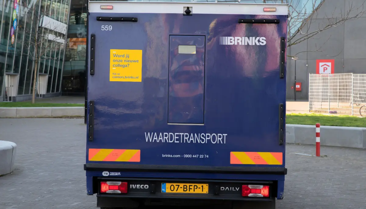 Een afbeelding van een waardetransport in Nederland, dat cash en munten vervoerd