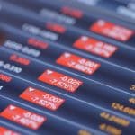 Een afbeelding van hard dalende koersen, die zowel afkomstig van de markt in aandelen als crypto zou kunnen komen, rode cijfers_koersen