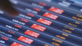 Een afbeelding van hard dalende koersen, die zowel afkomstig van de markt in aandelen als crypto zou kunnen komen, rode cijfers_koersen