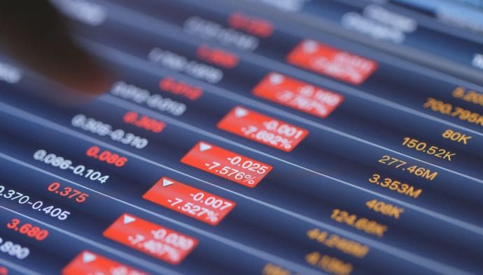 Een afbeelding van hard dalende koersen, die zowel afkomstig van de markt in aandelen als crypto zou kunnen komen, rode cijfers_koersen