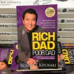 Een afbeelding van het boek van Robert T. Kiyosaki, genaamd Rich Dad Poor Dad, een boek over investeren om generational wealth te creëren