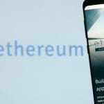 Een afbeelding van het ethereum (ETH) logo met daarnaast een mobiele telefoon met de website van de ethereum foundation