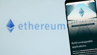 Een afbeelding van het ethereum (ETH) logo met daarnaast een mobiele telefoon met de website van de ethereum foundation
