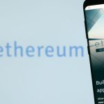 Een afbeelding van het ethereum (ETH) logo met daarnaast een mobiele telefoon met de website van de ethereum foundation