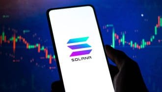 Een afbeelding van het logo van Solana (SOL) met een stijgende candle chart op de achtergrond