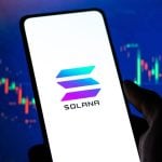 Een afbeelding van het logo van Solana (SOL) met een stijgende candle chart op de achtergrond