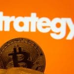 Een afbeelding van het logo van Strategy, het bedrijf van Michael Saylor, dat op grote schaal bitcoin (BTC) verzameld