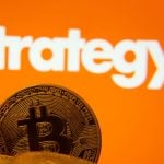 Een afbeelding van het logo van Strategy, het bedrijf van Michael Saylor, dat op grote schaal bitcoin (BTC) verzameld