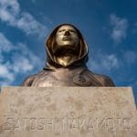 Een afbeelding van het standbeeld van Satoshi Nakamoto, het pseudoniem van de onbekende oprichter van bitcoin (BTC), wiens identiteit nooit achterhaald is