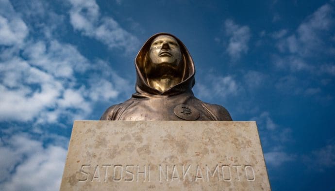 Een afbeelding van het standbeeld van Satoshi Nakamoto, het pseudoniem van de onbekende oprichter van bitcoin (BTC), wiens identiteit nooit achterhaald is