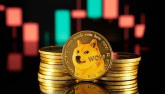 Een afbeelding van muntjes van de crypto en memecoin dogecoin (DOGE)
