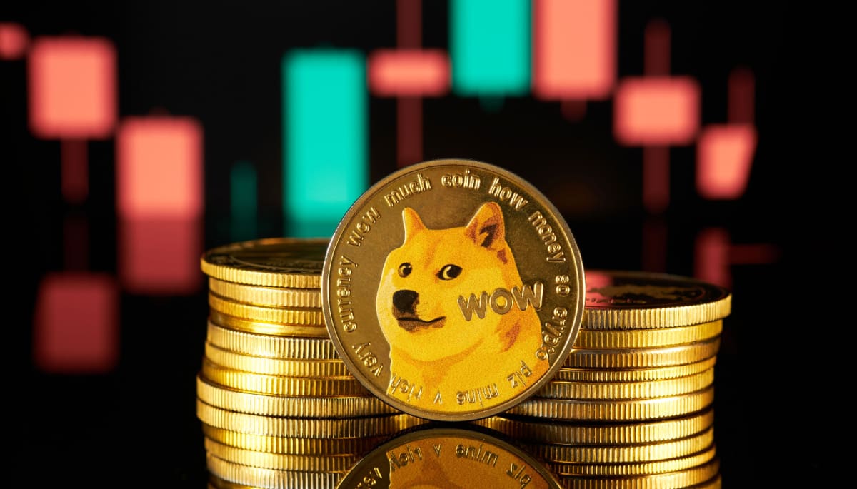 Een afbeelding van muntjes van de crypto en memecoin dogecoin (DOGE)