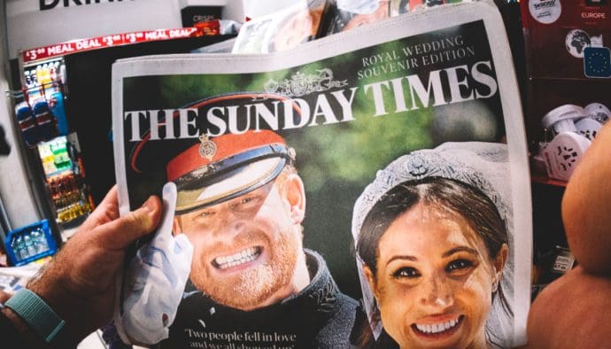 Een afbeelding van twee leden van de Britse koninklijke familie, prince Harry, duke of Sussex en Meghan, duchess of Sussex