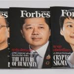 Een afbeelding van verschillende forbes magazine voorpagina's, waar onder andere een portret van een crypto miljardair op afgebeeld staat