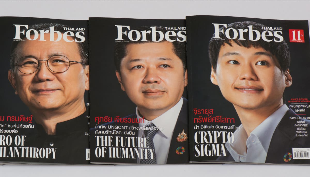 Een afbeelding van verschillende forbes magazine voorpagina's, waar onder andere een portret van een crypto miljardair op afgebeeld staat