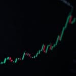 Een donkere en blurry candle chart van een crypto koers, die hard stijgt ten tijde van een rally