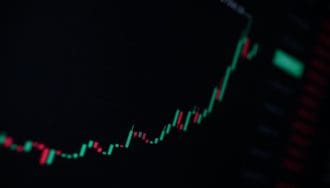 Een donkere en blurry candle chart van een crypto koers, die hard stijgt ten tijde van een rally