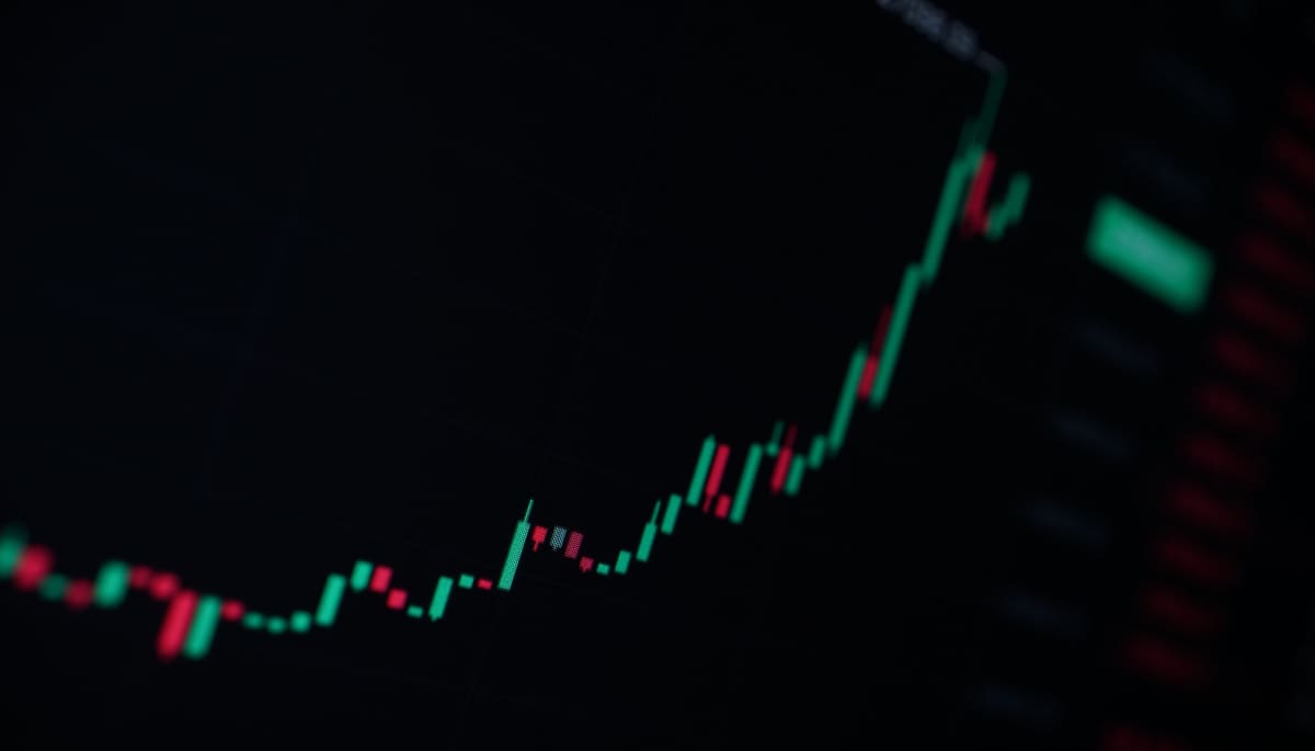 Een donkere en blurry candle chart van een crypto koers, die hard stijgt ten tijde van een rally