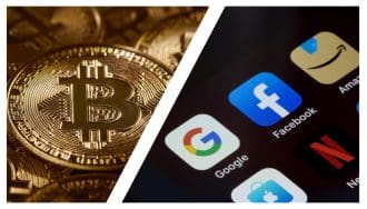 Een split image met aan de linkerkant verschillende belichte munten van bitcoin (BTC) en aan de rechterkant apps van big tech bedrijvne zoals Google Facebook en Amazon