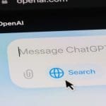 Een zoekbalk van ChatGPT, de beroemde AI chatbot van OpenAI, op een computer beeldscherm