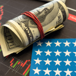 Foto van dalende koers met Amerikaanse vlag en dollars
