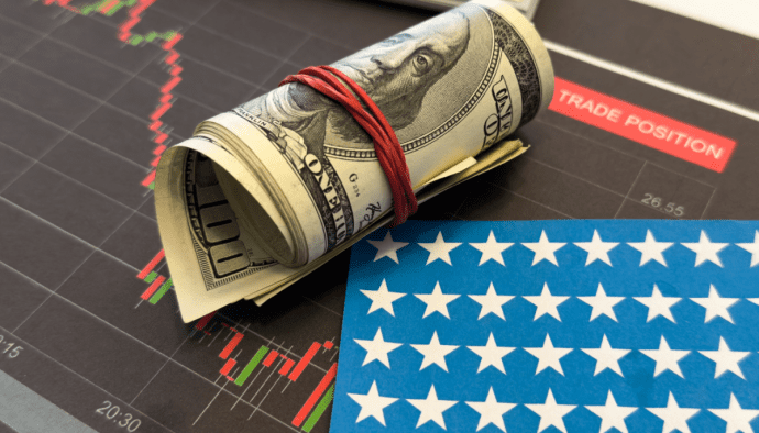 Foto van dalende koers met Amerikaanse vlag en dollars