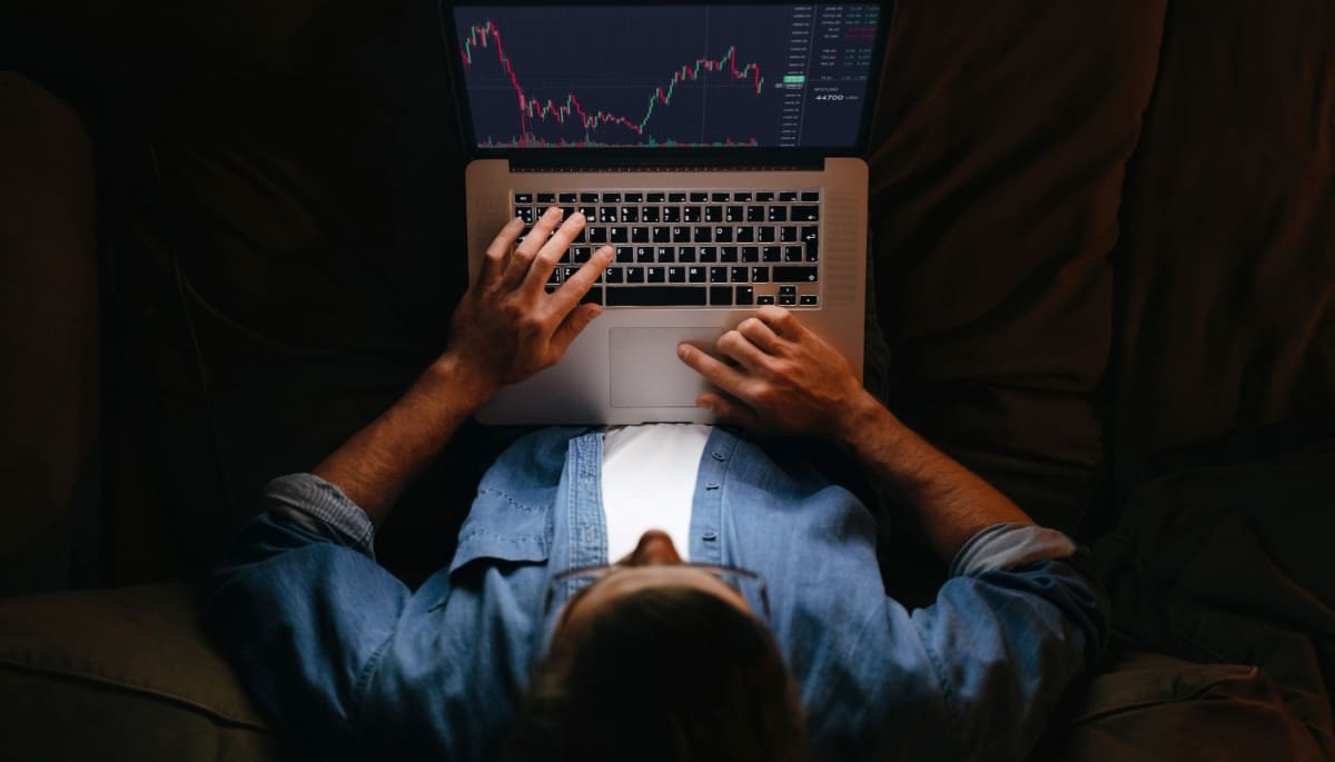 https://www.shutterstock.com/nl/image-photo/young-business-man-trader-analyst-looking-2098588699