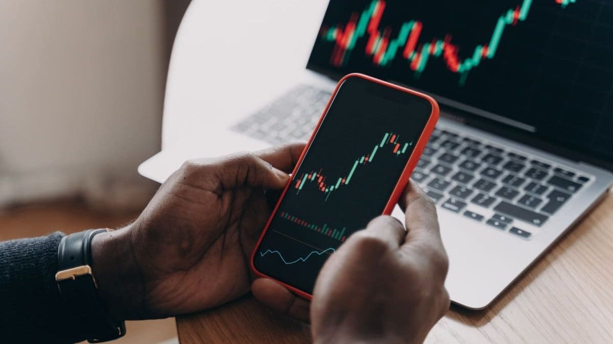 Een afbeelding van een stijgende crypto koers op een telefoon