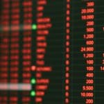 Rode cijfers op een scherm met marktdata van ofwel de crypto markt of de aandelen markt