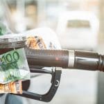 foto van benzinepomp en eurobiljetten