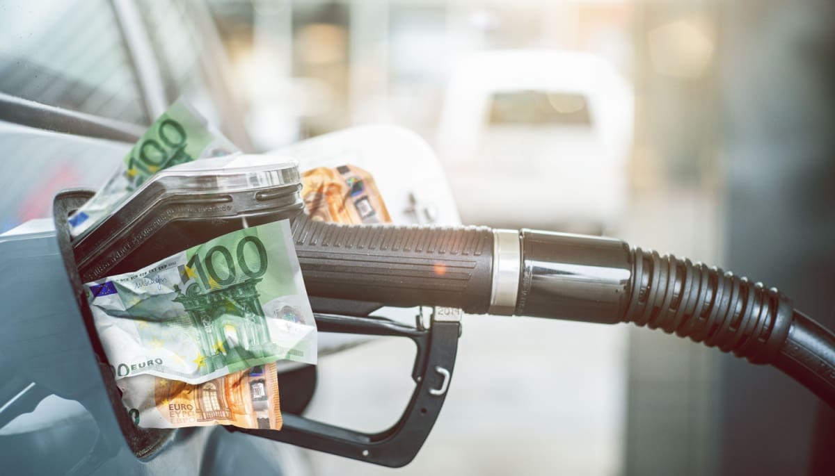 foto van benzinepomp en eurobiljetten