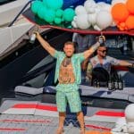 Conor Mcgregor op een yacht met flessen in zijn handen