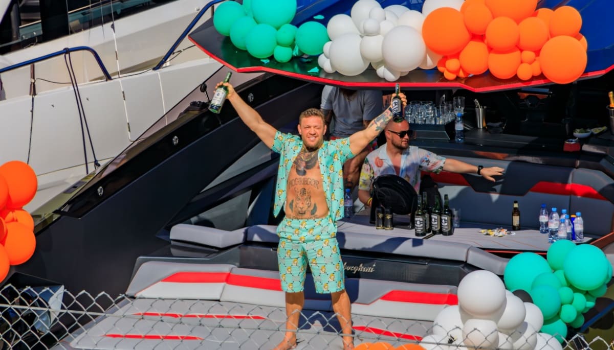 Conor Mcgregor op een yacht met flessen in zijn handen