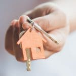 foto van een huissleutel met een huisje eraan