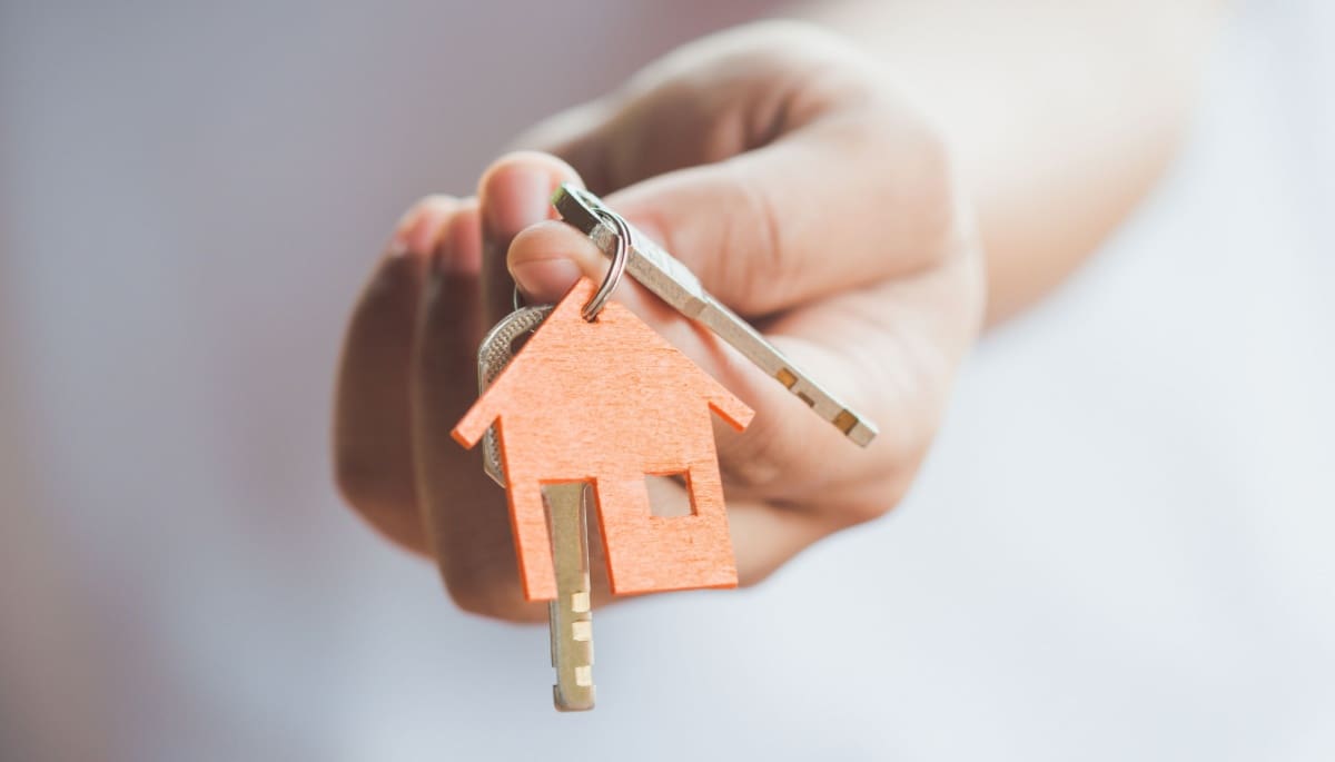 foto van een huissleutel met een huisje eraan