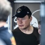 Elon Musk met een pet op