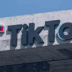 TikTok logo op kantoor