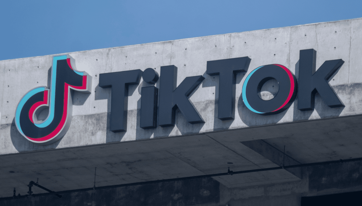 TikTok logo op kantoor