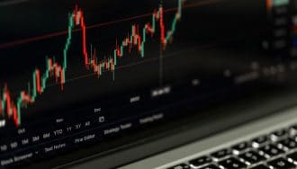 Bitcoin koers neemt adempauze - cardano, dogecoin & sui breken uit
