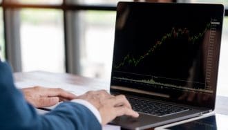 Bitcoin koers verdedigt $94.000, XRP stijgt door ETF-nieuws