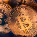 Verschillende gouden bitcoin (BTC) munten in een divers verlichte afbeelding