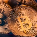 Verschillende gouden bitcoin (BTC) munten in een divers verlichte afbeelding
