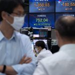 Mensen kijken zorgelijk op een beurs