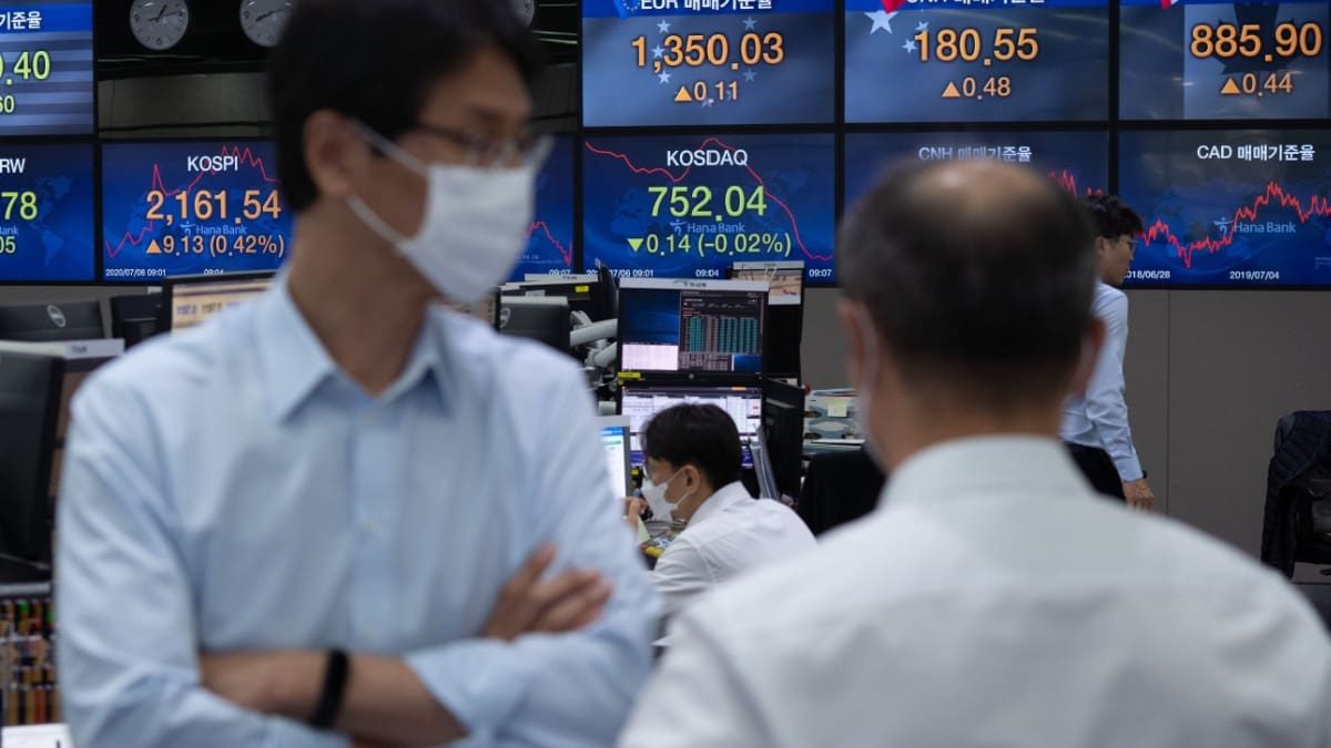 Mensen kijken zorgelijk op een beurs