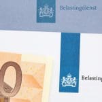 Foto van een brief van de belastingdienst met een 50 euro bilje