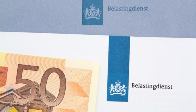 Foto van een brief van de belastingdienst met een 50 euro bilje