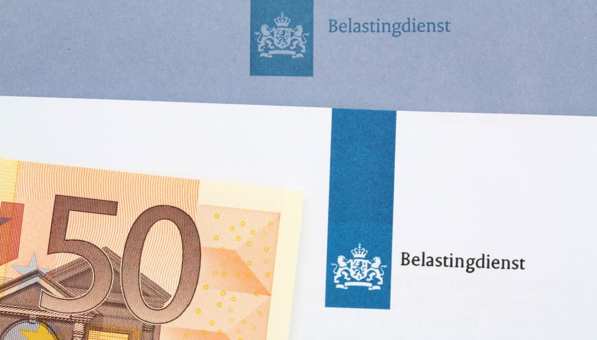 Foto van een brief van de belastingdienst met een 50 euro bilje
