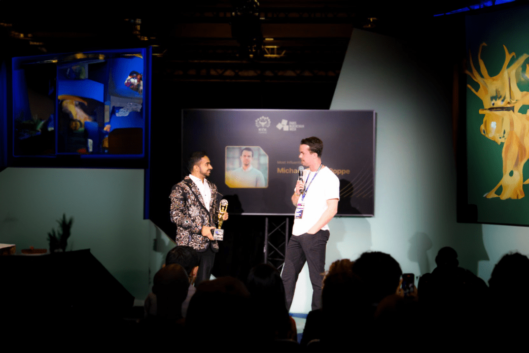 michael van de poppe ontvangt award op blockchainweek parijs